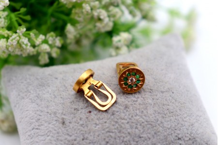 Abotoaduras em ouro amarelo com diamantes em talhe brilhante e esmeraldas 